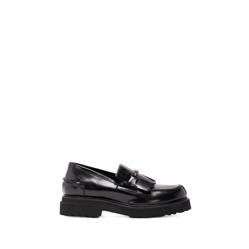 Scarlett Chase Avery Lug Loafer in Black Leather | Profile on a white background