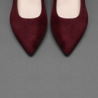 Scarlett Chase wine suede Gala 55 Pump with a rounded upper and sculpted heel | Detail of toes on black background